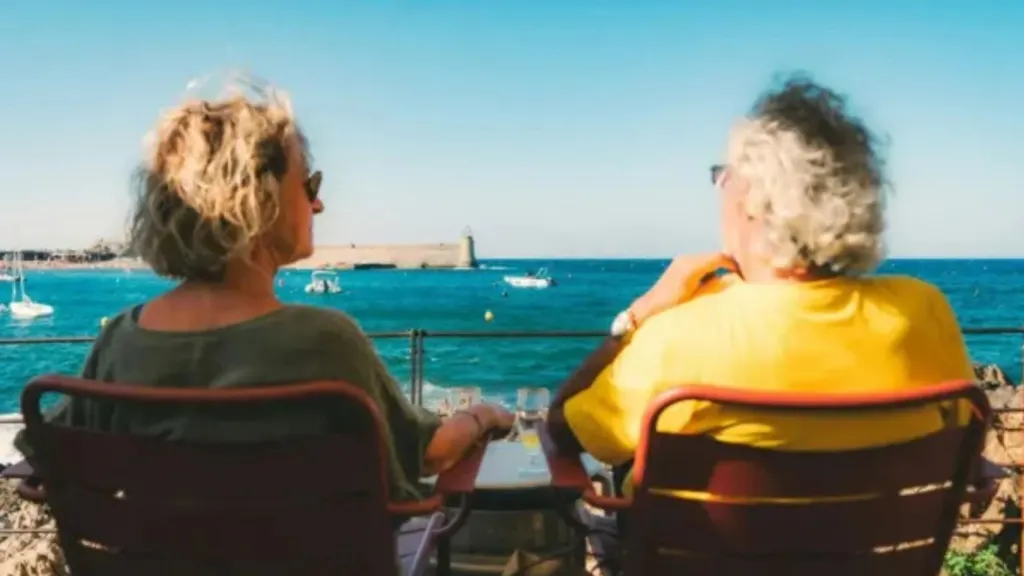 Private healthcare in Hurghada with a modern clinic, English-speaking medical staff and retirees accessing routine medical care near the Red Sea
